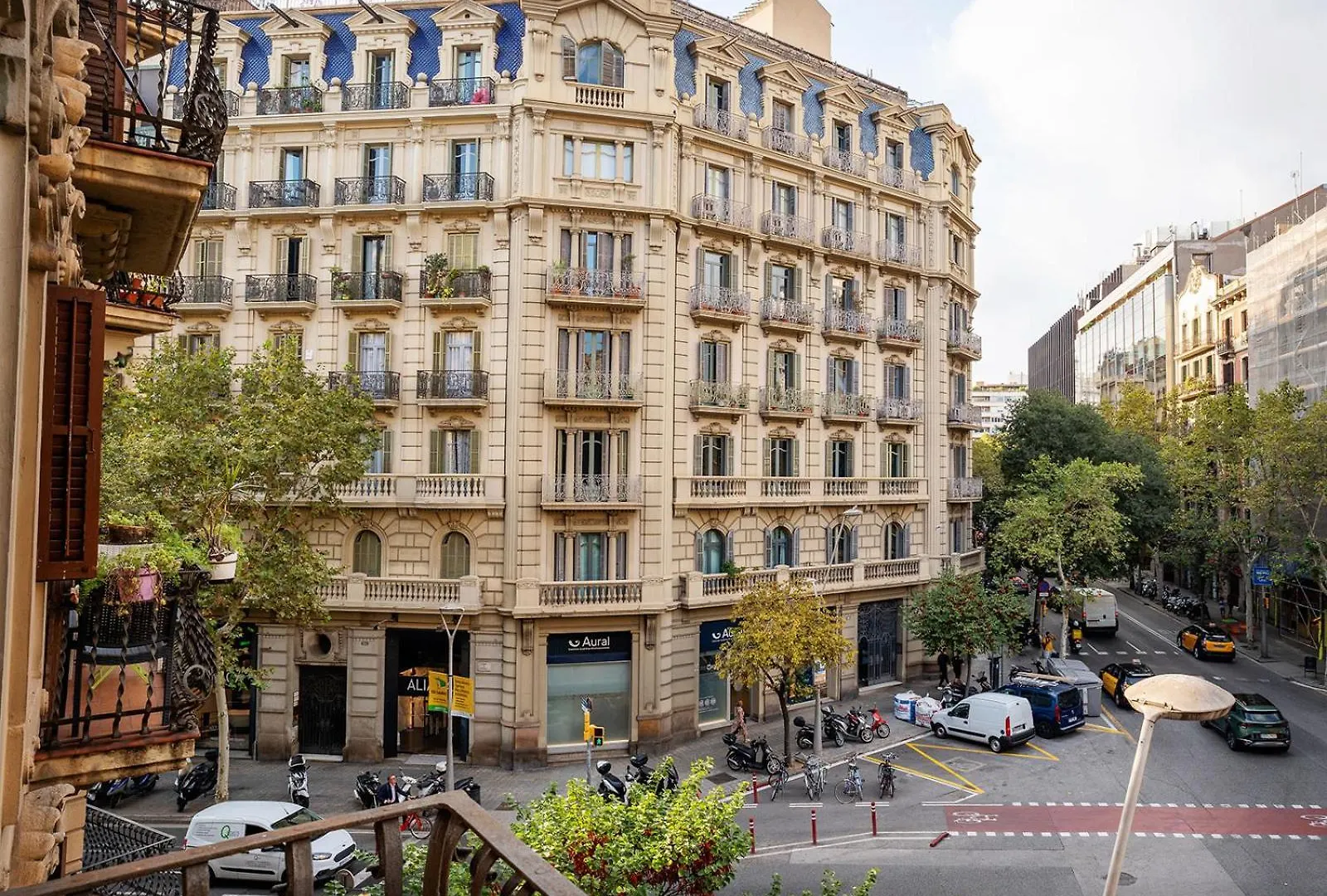 Bright And Cozy Flat In The Heart Of The City contacts